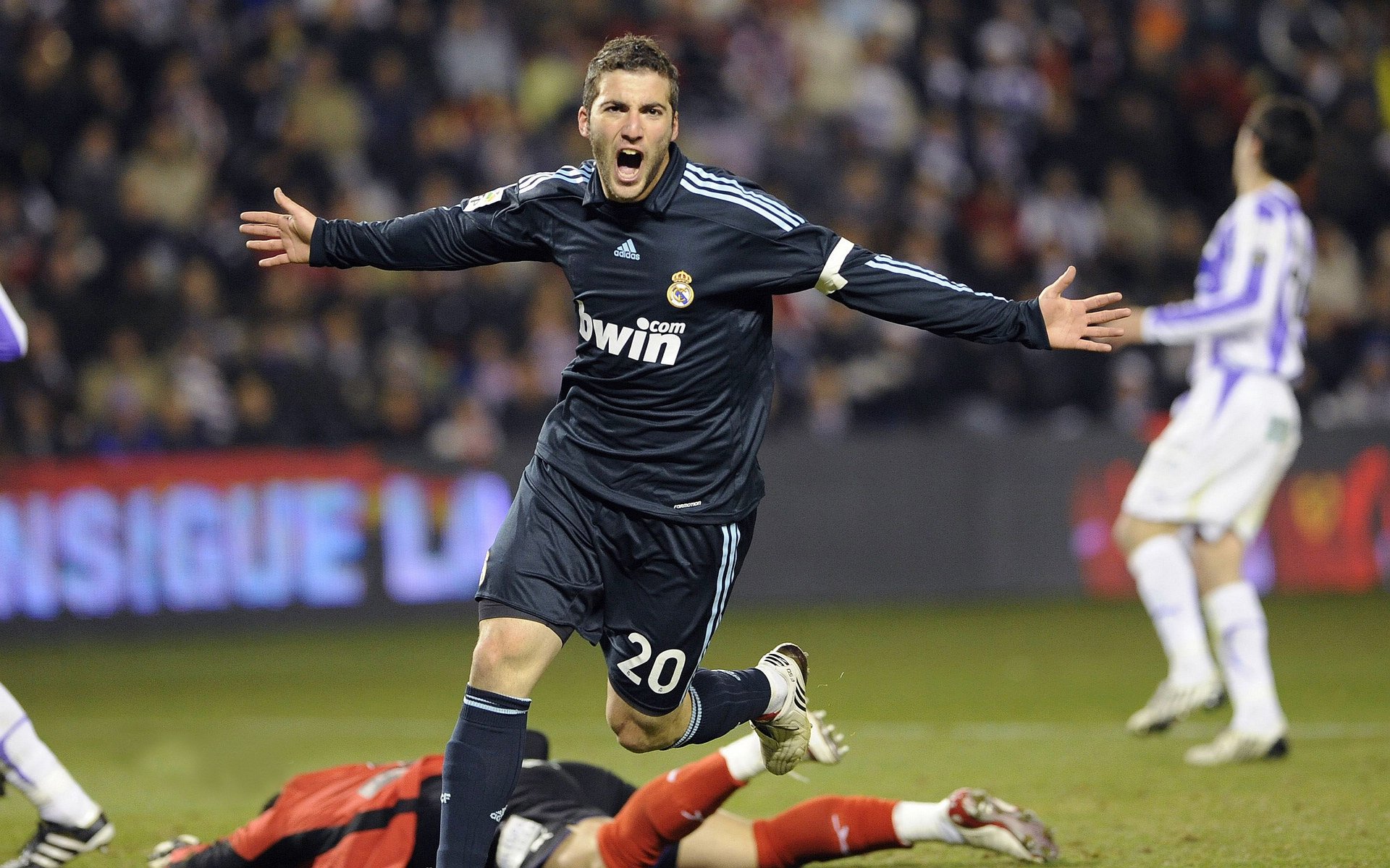 范戴克冠军级表现，曼联掀翻巴萨，一场定义时代的胜利