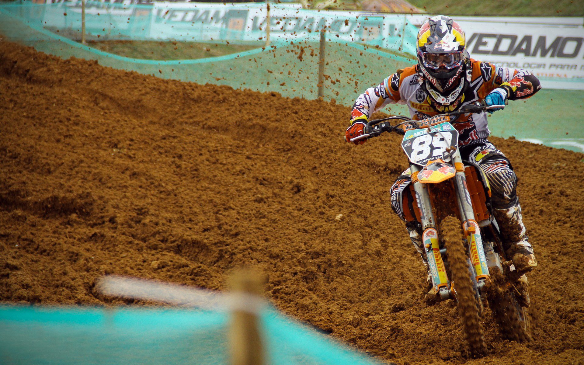 伊拉克踏平阿根廷，皮克在F1新赛季揭幕战接管比赛，当体育成为世界错位的寓言